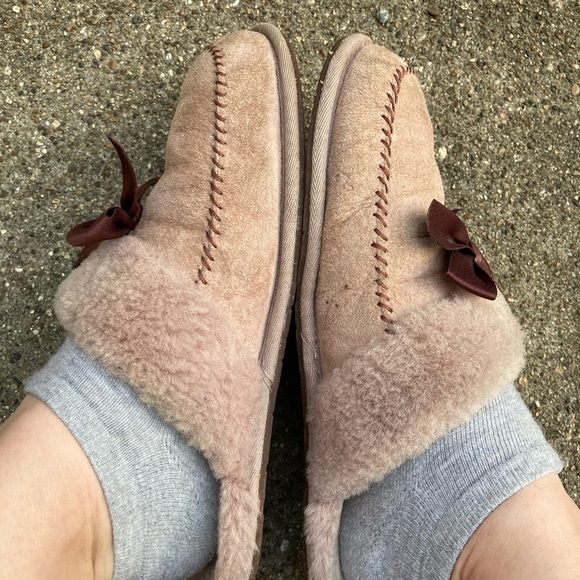 Ugg Australia Hafnir Shearling Trim Bow Slipper 8-8.5 Plush Indoors and … - Picture 2 of 7